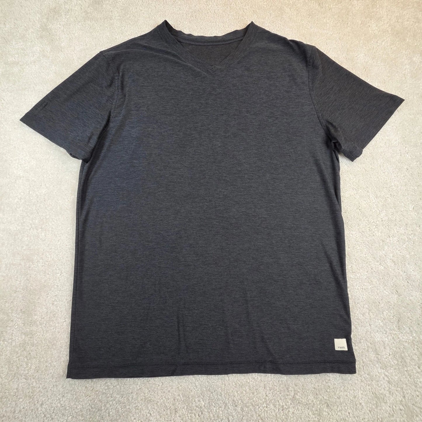 Vuori Strato Tech Performance V-Neck T-Shirt Mens Medium Charcoal Heather V1032